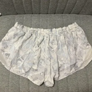 lululemon white jasmine multi hotty hot shorts thumbnail 3