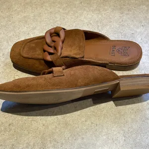 BEAST FASHION Chestnut Loafers with Chain Detail thumbnail 5