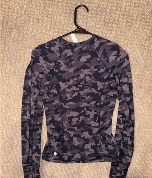 Lululemon Thermal Long Sleeve thumbnail 2