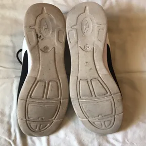 Black/white tennis shoes Size 10 thumbnail 3