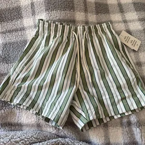 H&M White and Green stripped shorts thumbnail 1