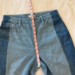 Good American Good Boy Two-Tone Step Hem High Waist Boyfriend Jeans 8/29 thumbnail 9