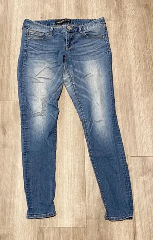 Express Jeans Medium Wash Low Rise Skinny Jeans Women’s Size 8 thumbnail 1