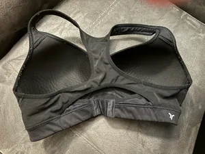 Experience comfort and support with this sleek black racerback sports bra. Perfect for workouts or everyday wear. Size 36C GREAT support great condition too small for me sadly Old navy thumbnail 4