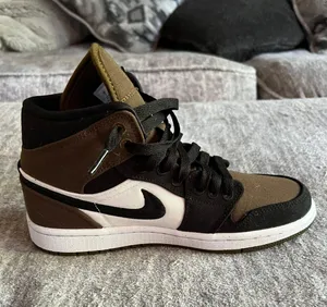Nike Air Jordan 1 Mid thumbnail 2