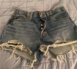 Levi's 501 Women's Denim Shorts Size 33 thumbnail 1
