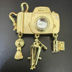 Vintage DANECRAFT Light Gold-tone Camera Charm Brooch 22.8g. thumbnail 2