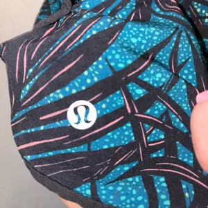 Lululemon Speed Short. Sz 8 preloved excellent condition. Palm Lace Tofino Teal thumbnail 4