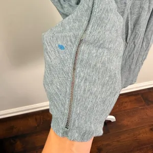 Lululemon Gray Long Sleeve Active Top Thumbholes Ladder Stitch Trim Size 8 thumbnail 5