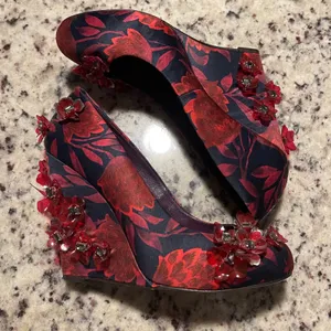 Tory Burch Floral Satin Elmira Wedge Heels‎ Red Navy Flower Embellished Size 7M thumbnail 2
