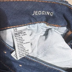 American Eagle | Basic Distressed “Jegging” Jeans Size 10 Short thumbnail 4