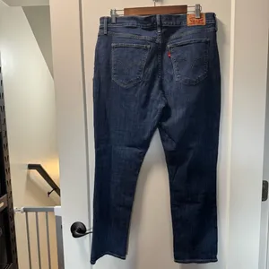 Levis Classic Straight Jean Dark Wash Mid‎ Rise 31x28 PETITE thumbnail 4