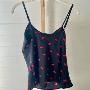 A New Day Women Black Red Lips Print Cami Tank Top Size XS‎ thumbnail 3
