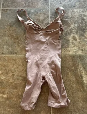 Skims Seamless Sculpt Mid Thigh Bodysuit Clay Size Small thumbnail 1