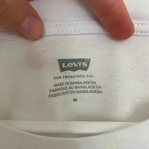 Levi’s women’s logo decal crop top — medium‎ thumbnail 2