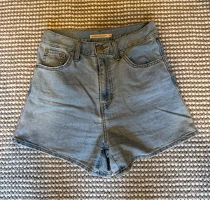 Levi’s High-Waisted Mom Shorts thumbnail 1