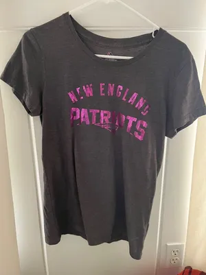 Majestic New England Patriots Gray Pink T-Shirt Juniors Size L thumbnail 1
