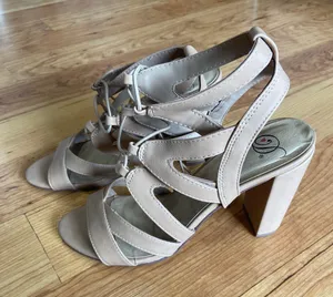 Heels Tan Size 9 thumbnail 1