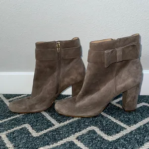 Kate Spade Suede Bow Ankle Boots Block Heel Taupe Size 9.5 thumbnail 2