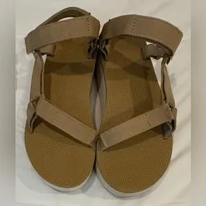 Teva Flatform Universal Sandals – Lark – Size 10 – Tan & White – 1 1/4” Platform thumbnail 3