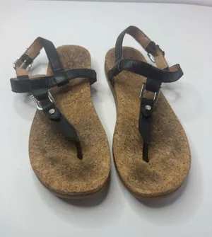 UGG 'Aleigh' Black Leather T-Strap Sandals Size 7.5 thumbnail 1