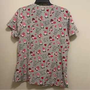 Prints By Maevn Womens Scrub Top M Medium 40” Gnomes Hearts Love Valentines thumbnail 5