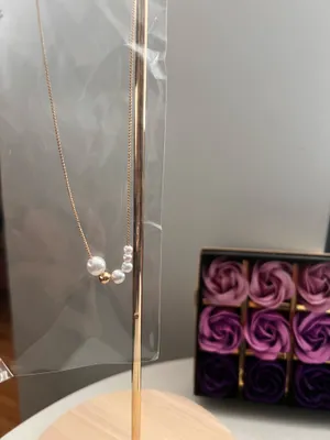 Elegant White Pearl Necklace thumbnail 3
