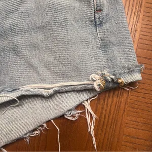 AGOLDE Parker Vintage Distressed Cut Off‎ Denim Shorts in Swapmeet Size 26 thumbnail 13