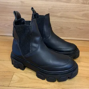 Farm Rio Black Lug Sole Chelsea Boots - Size 6 thumbnail 2