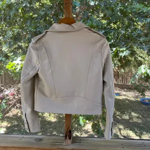 Avara Women's Vegan Leather Cream Colored Cropped Jacket Size S thumbnail 3