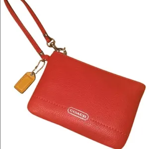 ✨ 4xHP✨Coach
Red Leather Wristlet✨ thumbnail 1