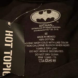 NWT Hot Topic Batman T-shirt M thumbnail 4