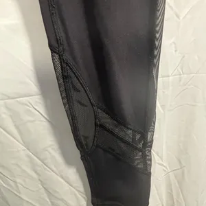 LULULEMON black and mesh leggings excellent condition 8 thumbnail 5