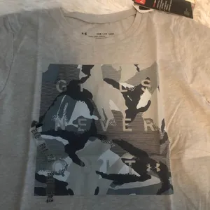 Under Armour T-Shirt Girls Never Quit Gray Camo HeatGear NWT YXS Sporty Athletic thumbnail 5