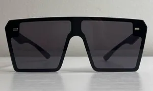 Sunglasses thumbnail 1