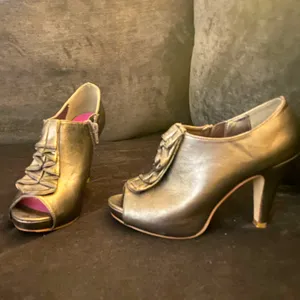 Madden Girl Gunmetal Ruffle Peep Toe Booties | Metallic Ankle Heels Size 7 Shoes thumbnail 2