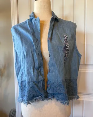 Two‎ Twenty Women Blue Denim Floral Embroidered Frayed Hem Vest Medium thumbnail 1