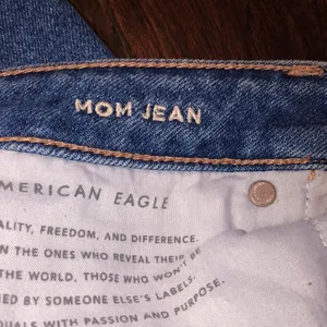 American Eagle MOM jeans distressed size 6 regular thumbnail 6