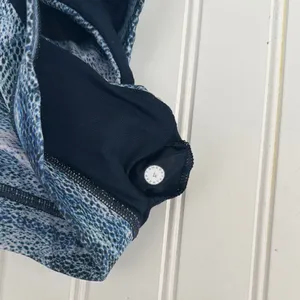 Lululemon Women's Blue Patterned Sports Bra thumbnail 3