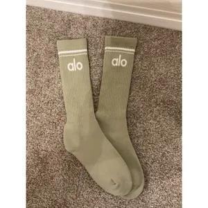 NWT Alo Yoga Unisex Throwback Socks Limestone White Crew Socks, M thumbnail 5