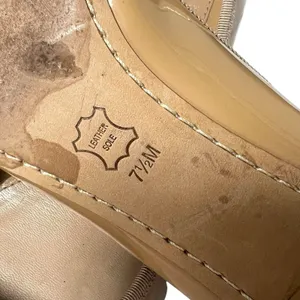 Tory Burch Chelsea Camellia Pump Tan Nude Patent Leather Low Heel Logo Size 7.5 thumbnail 10