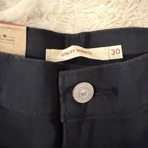 NWT Levi's Utility Shorts‎ in Caviar Black Size 30 thumbnail 6