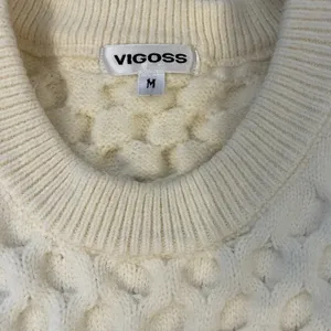 Vigoss Cream Cutout Sweater Medium  thumbnail 3