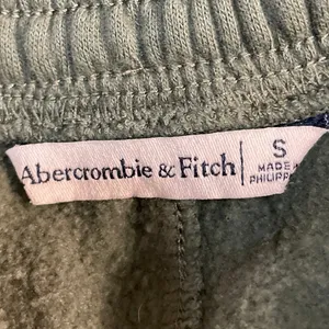 Abercrombie & Fitch Women's Green High Waisted Tapered Leg Cargo Sweatpants Sz S thumbnail 4