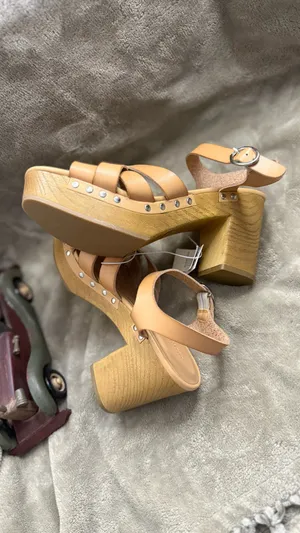 Old Navy Women's Tan Platform Sandals Size 9 thumbnail 6