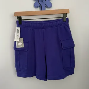 Aritzia TNA XS NEW Cozy‎ Fleece Cargo Shorts Electric Purple Comfy Lounge thumbnail 2