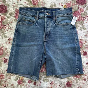 NWT Old Navy Extra High-Rise Sky-Hi Straight Denim Shorts thumbnail 1