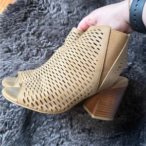 Steve Madden Women's Tan Peep-Toe Block Heel Shoes thumbnail 1