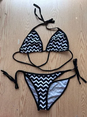 B4 New Womens Zigzag Print 2pc String Bikini Black white size Xs/Small thumbnail 1