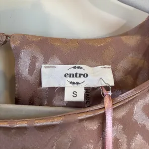 NWT Entro Top Small Sleeveless Shoulder Pad‎ Keyhole Back Pink Blush Cheetah thumbnail 2